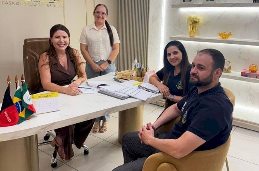 Presidente Amanda Silveira em seu gabinete 