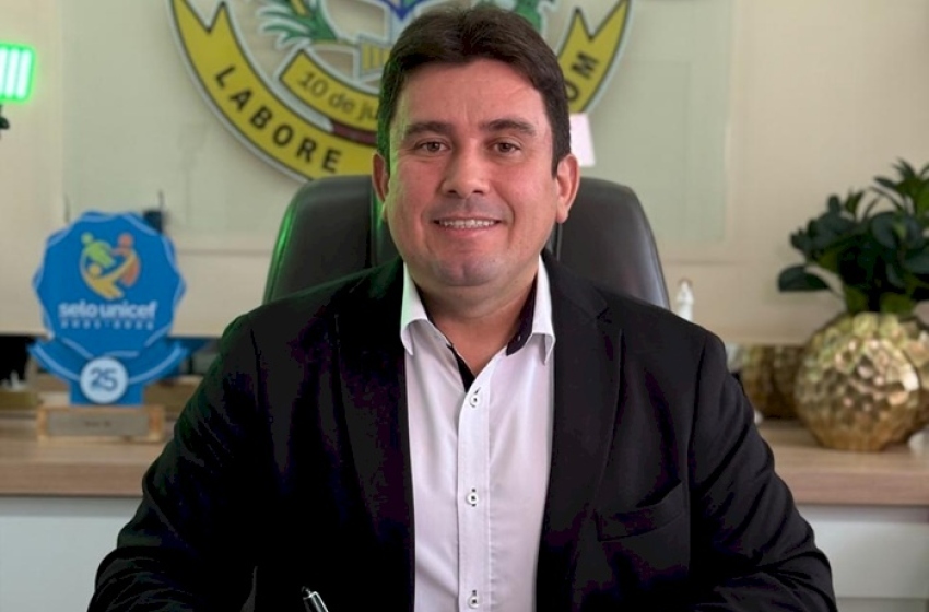 Prefeito Helder Carvalho em seu gabinete 