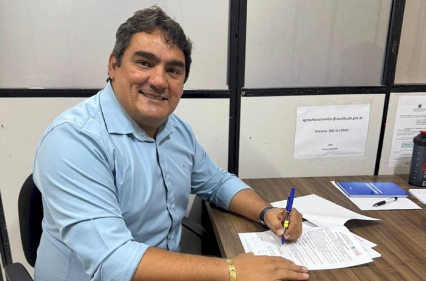 Lucas Braga em momento de assinatura do Terno 