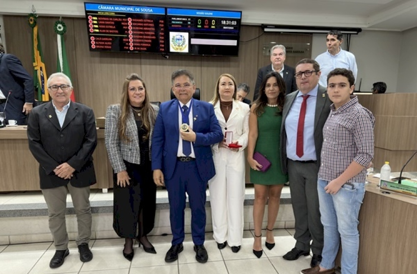 Deputado Adriano Galdino sendo homenageado em Sousa