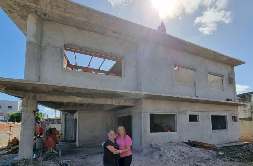 Lana Dantas e Tânia Dantas em frente a construção da Casa de Sousa