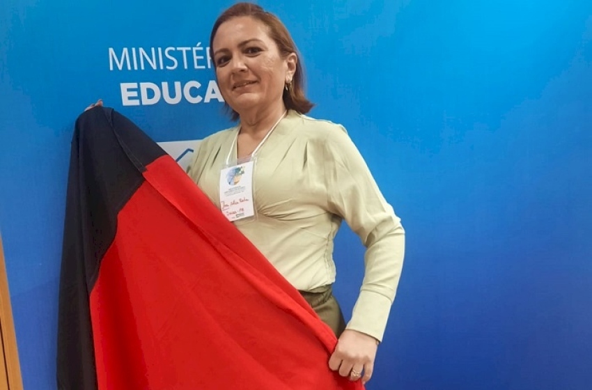 Professora Ana Célia Rocha Sarmento Aquino com a bandeira da PB