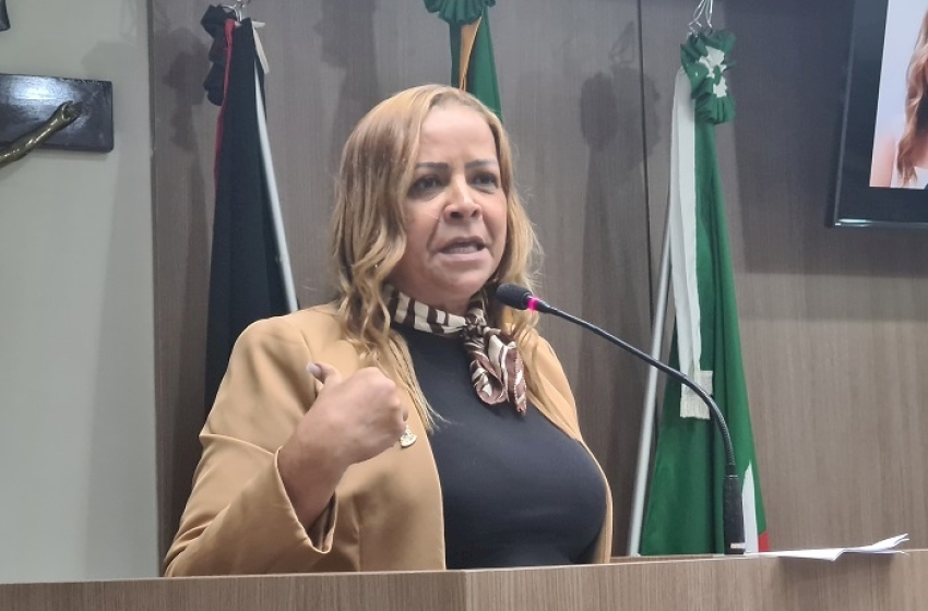 Vereadora Lana Dantas em plenário da CMS
