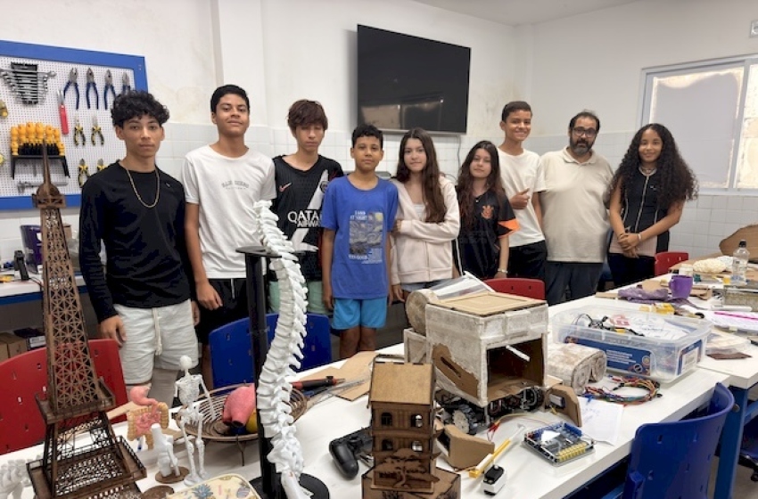 Alunos da EMEIF Antônio Pereira da Silva em aula de tecnologia 