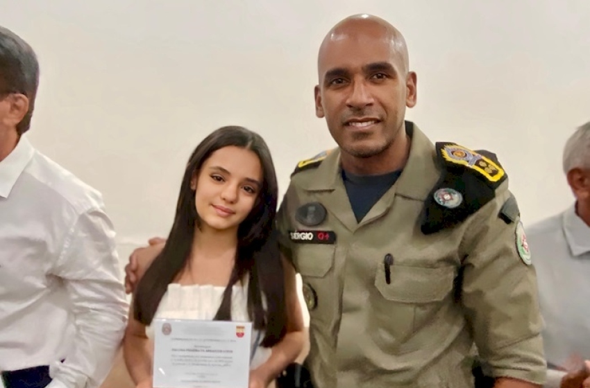 Maria Alice Abrantes recebendo homenagem da PM-PB