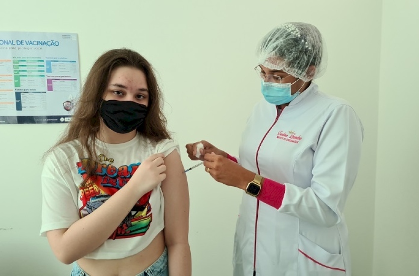 Enfermeira Enedina Leandro vacinando adolescente em Sousa 