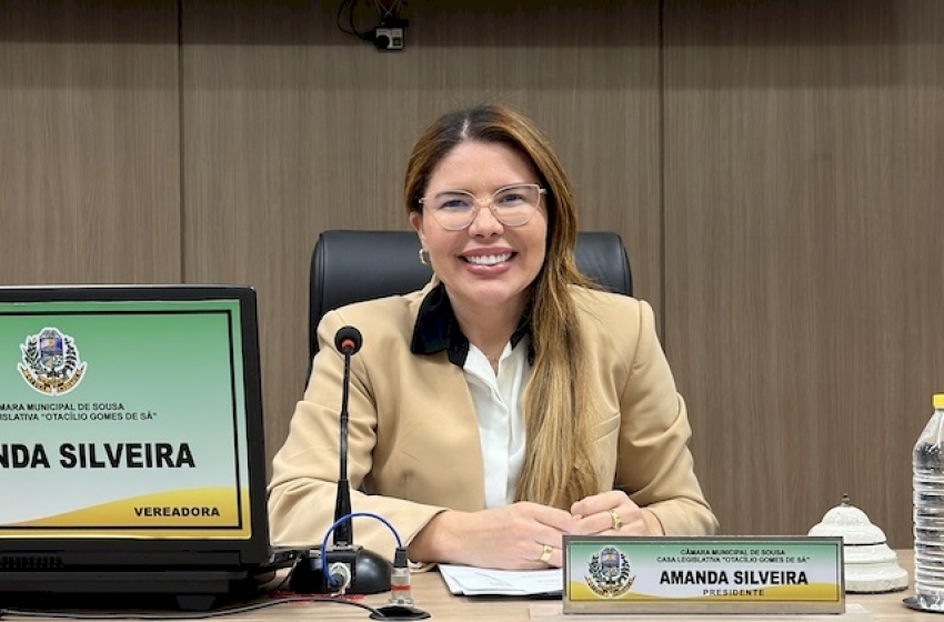 Presidente Amanda Silveira em sessão na CMS 